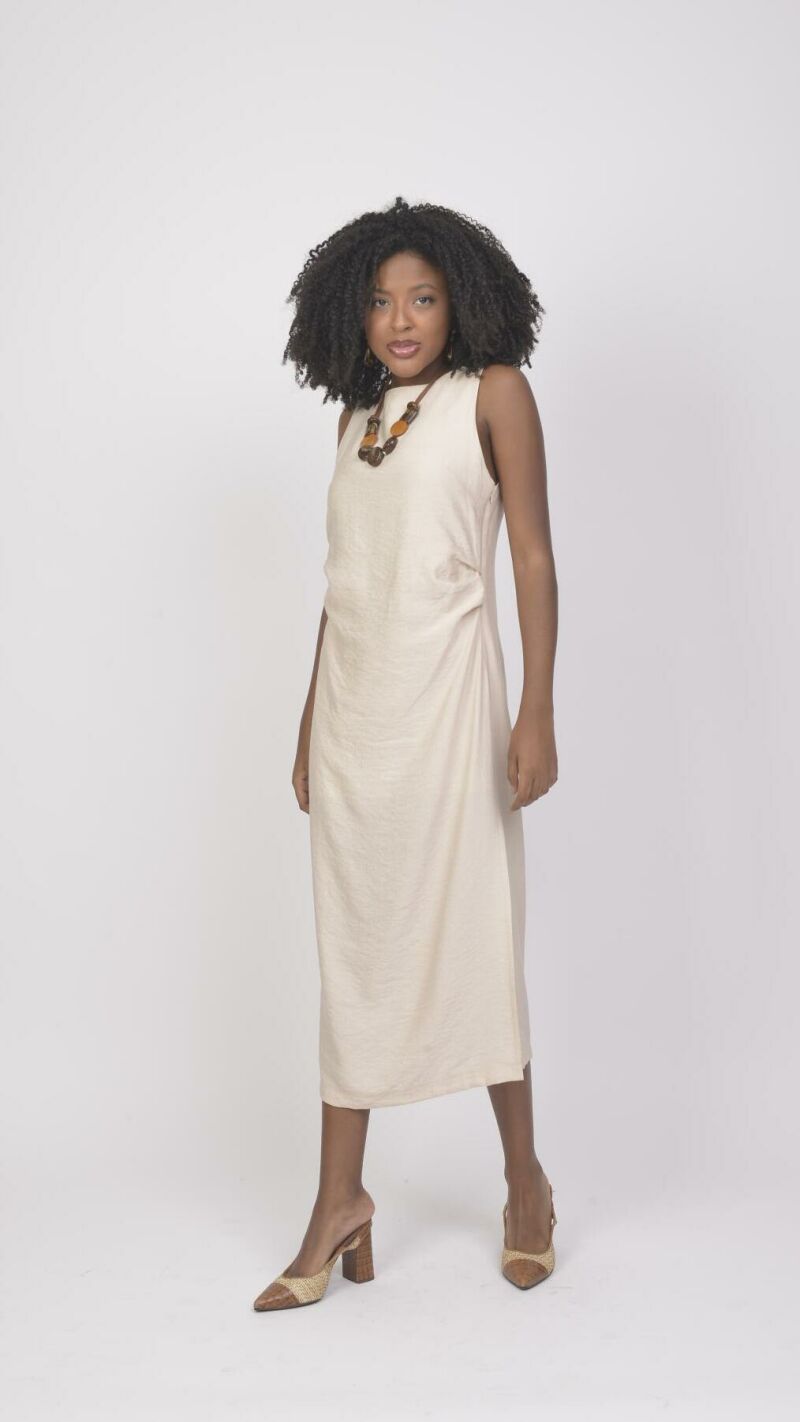 Imagem de Vestido Bege com Drapeado e Fenda Lateral - Elegância e Ousadia